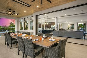 Palm Villa- Luxury 7 Bed, Pickleball, Volleyball, Golf