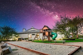 Palm Villa- Luxury 7 Bed, Pickleball, Volleyball, Golf