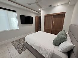 Palm Villa- Luxury 7 Bed, Pickleball, Volleyball, Golf