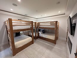 Palm Villa- Luxury 7 Bed, Pickleball, Volleyball, Golf