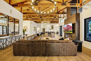 The Stallion Estate Sleeps 24, Theater, Game Room, Pickle Ball