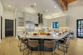 The Stallion Estate Sleeps 24, Theater, Game Room, Pickle Ball