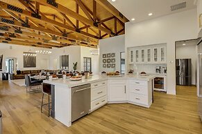 The Stallion Estate Sleeps 24, Theater, Game Room, Pickle Ball