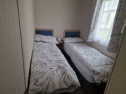 Welcoming 3 Bedroom Caravan 2 Min Walk to Beach