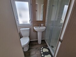 Welcoming 3 Bedroom Caravan 2 Min Walk to Beach