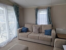 Welcoming 3 Bedroom Caravan 2 Min Walk to Beach