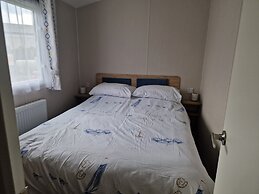 Welcoming 3 Bedroom Caravan 2 Min Walk to Beach