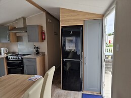 Welcoming 3 Bedroom Caravan 2 Min Walk to Beach