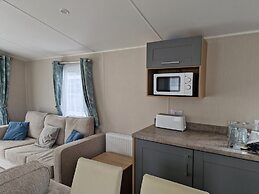 Welcoming 3 Bedroom Caravan 2 Min Walk to Beach