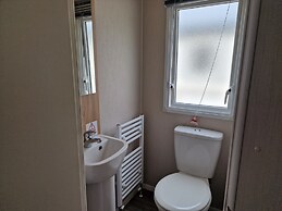 Welcoming 3 Bedroom Caravan 2 Min Walk to Beach