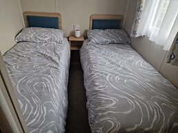 Welcoming 3 Bedroom Caravan 2 Min Walk to Beach
