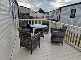 Welcoming 3 Bedroom Caravan 2 Min Walk to Beach