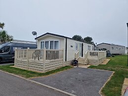 Welcoming 3 Bedroom Caravan 2 Min Walk to Beach
