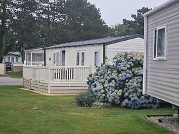 Welcoming 3 Bedroom Caravan 2 Min Walk to Beach