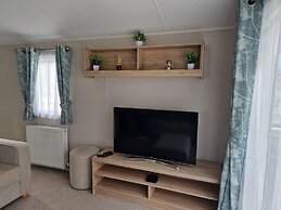 Welcoming 3 Bedroom Caravan 2 Min Walk to Beach