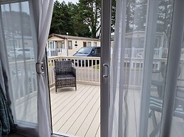 Welcoming 3 Bedroom Caravan 2 Min Walk to Beach