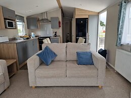 Welcoming 3 Bedroom Caravan 2 Min Walk to Beach
