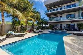 Waykiri Modern Condo 3 Bed 2 Bath Walk to Marriott