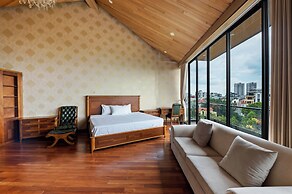 Moon West Lake Residence