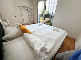 Apartments next to Public Transport GG13