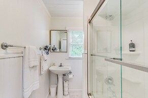 Charming Fairhope Home ~ 2 Mi to North Beach Park!