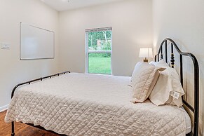 Montgomery Cottage w/ Fenced Yard < 1 Mi to Lakes!