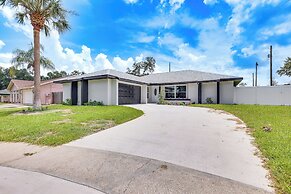 16 Mi to Downtown Tampa: Home w/ Hot Tub!