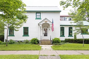 Charming Home: 3 Blocks to Winona State University