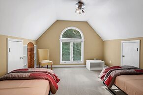 Luxurious Private Lakefront Paradise 5 Bedroom Home by RedAwning