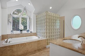 Luxurious Private Lakefront Paradise 5 Bedroom Home by RedAwning