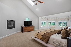 Luxurious Private Lakefront Paradise 5 Bedroom Home by RedAwning