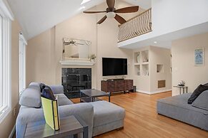 Luxurious Private Lakefront Paradise 5 Bedroom Home by RedAwning