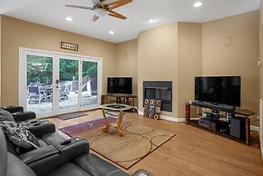 Luxurious Private Lakefront Paradise 5 Bedroom Home by RedAwning