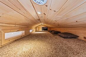 Pocono Scandinavian Cottage 2 Bedroom Cottage by RedAwning