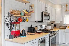 Pocono Scandinavian Cottage 2 Bedroom Cottage by RedAwning