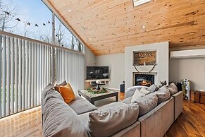 Pocono Scandinavian Cottage 2 Bedroom Cottage by RedAwning