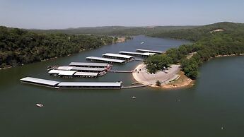 Romantic Lake Haven - Couples' Cabin