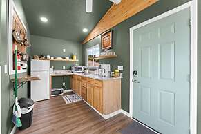 Romantic Lake Haven - Couples' Cabin