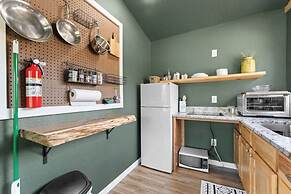 Romantic Lake Haven - Couples' Cabin