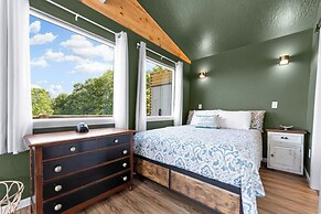 Romantic Lake Haven - Couples' Cabin