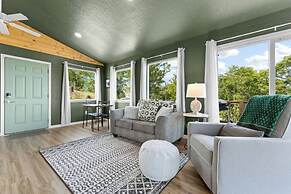 Romantic Lake Haven - Couples' Cabin