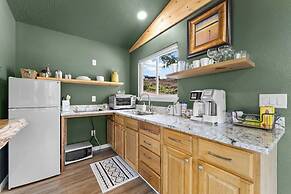 Romantic Lake Haven - Couples' Cabin