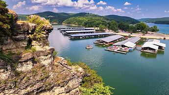 Romantic Lake Haven - Couples' Cabin