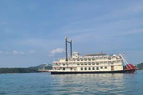 Romantic Lake Haven - Couples' Cabin