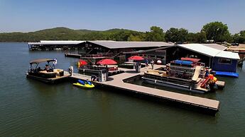 Romantic Lake Haven - Couples' Cabin