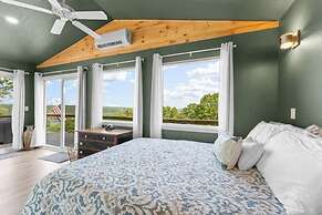 Romantic Lake Haven - Couples' Cabin