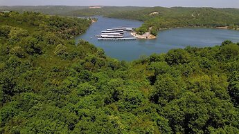 Romantic Lake Haven - Couples' Cabin