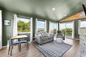 Romantic Lake Haven - Couples' Cabin