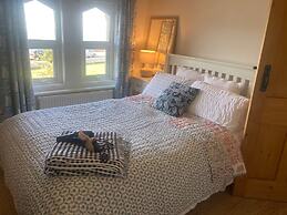 Cosy Coastguard Cottage Right Next to the sea