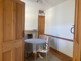 Cosy Coastguard Cottage Right Next to the sea